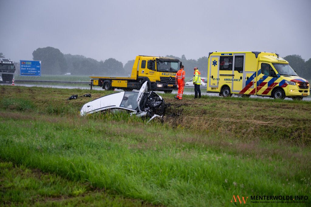 Taxi raakt bij Scheemda van de A7 en komt in sloot terecht