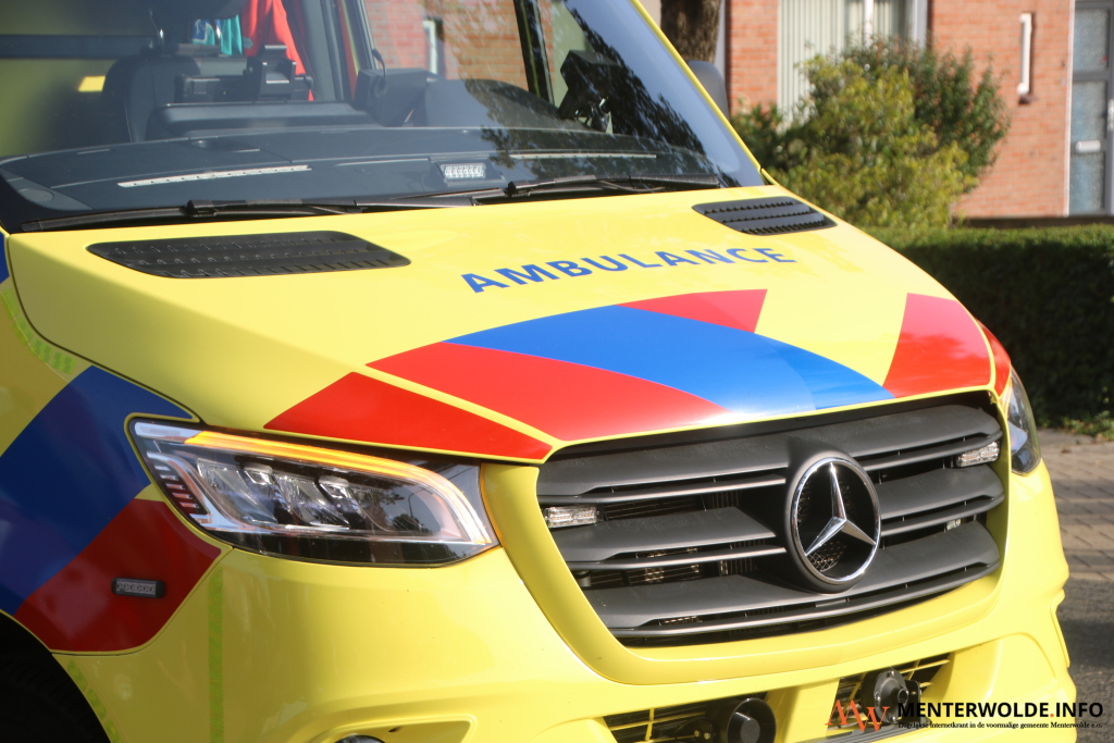 Auto raakt van N366 bij Veendam, chauffeur naar ziekenhuis