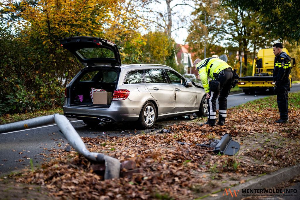 Auto botst tegen lantaarnpaal, chauffeur gewond afgevoerd