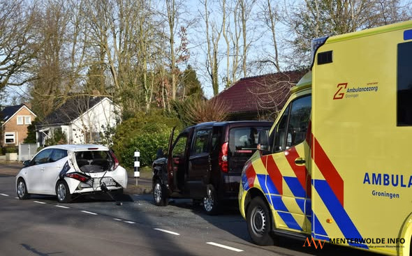 Auto's afgesleept na kopstaartbotsing op kruising in Veendam