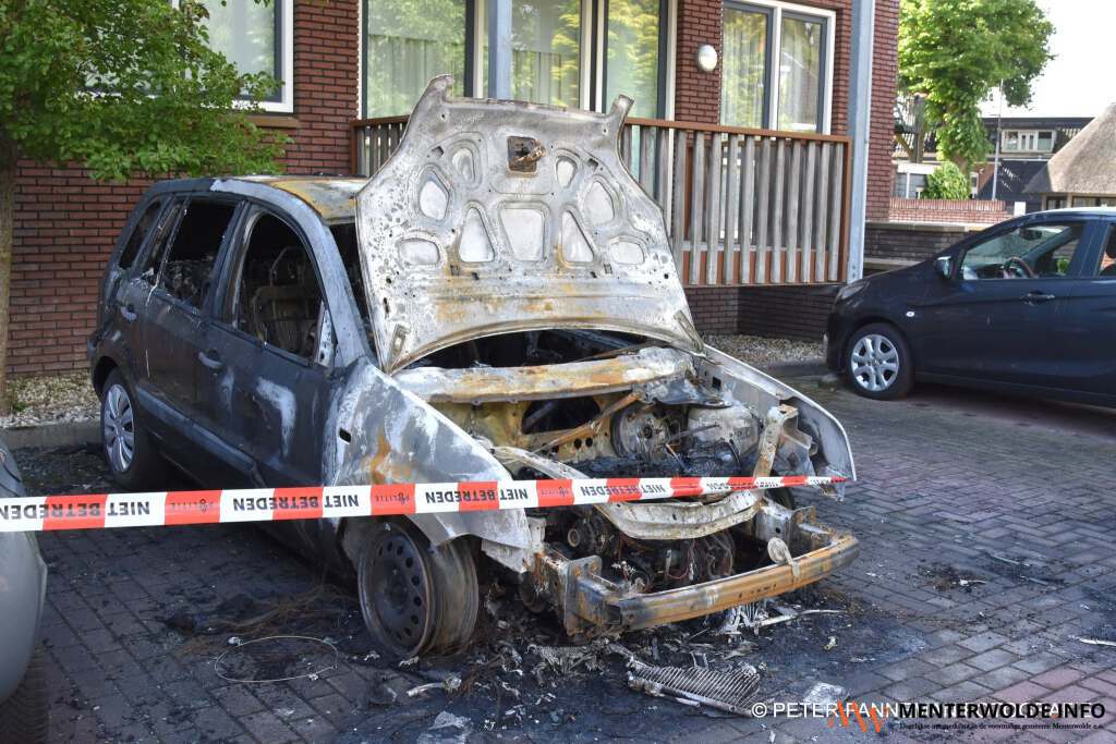 Auto uitgebrand aan Bocht Oosterdiep in Veendam
